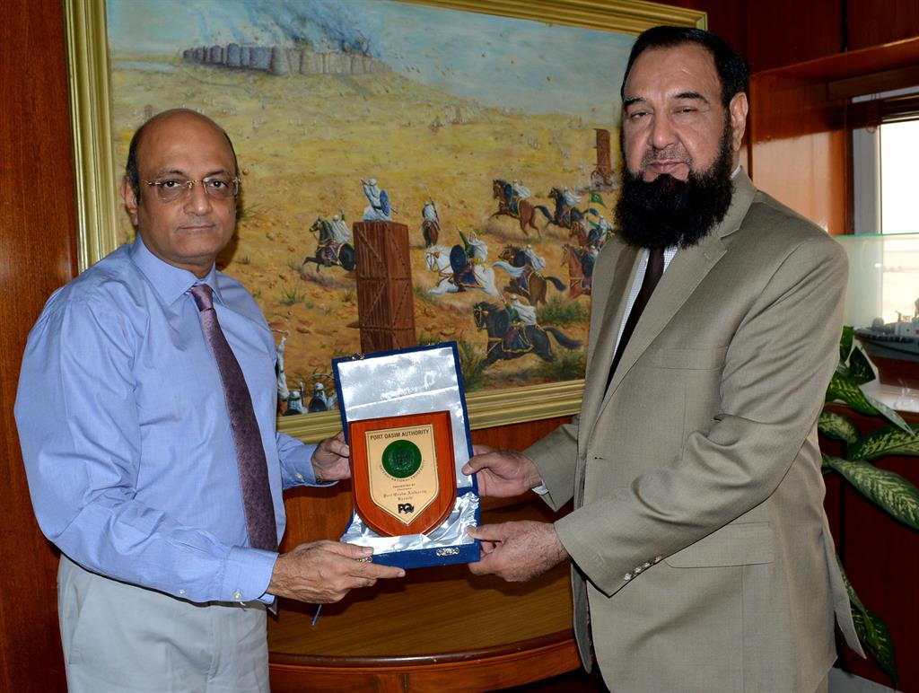 Chairman PQA presenting souvenir - 0