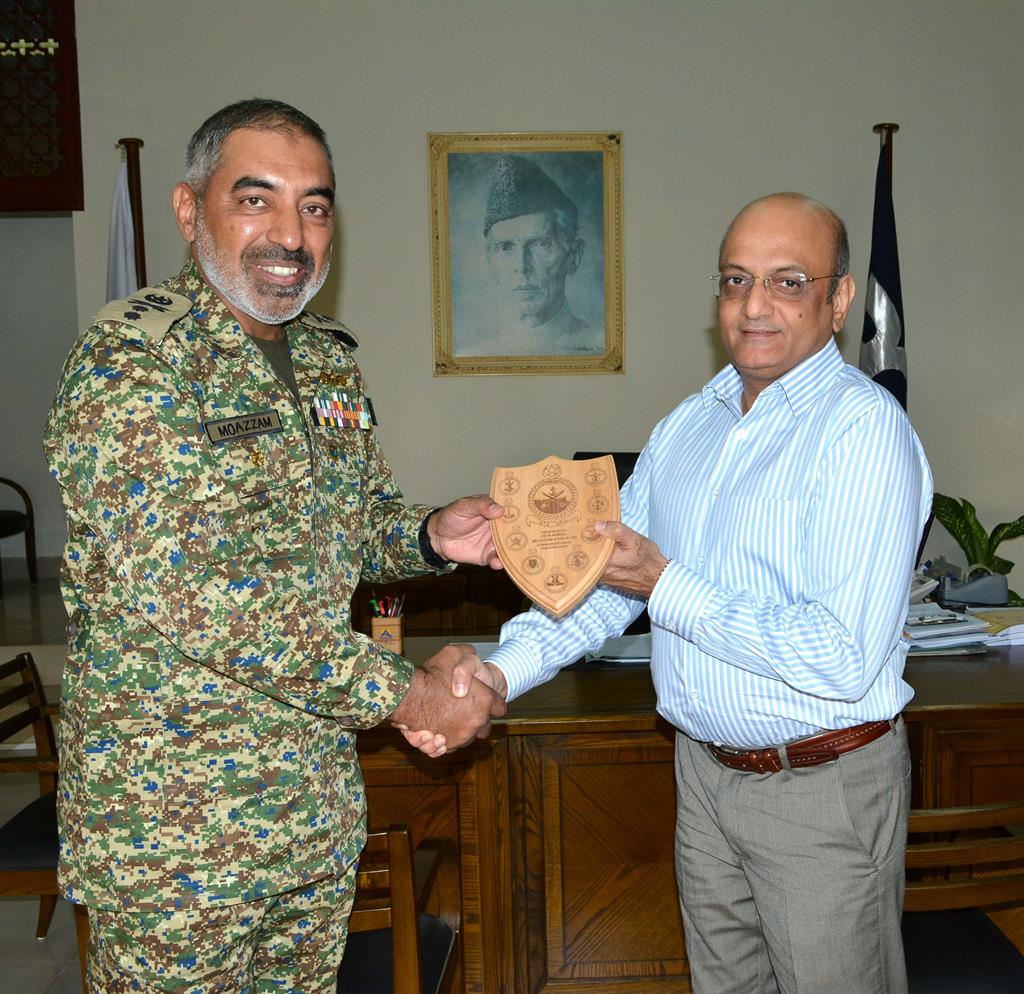 Chairman PQA presenting souvenir - Pictures | Port Qasim Authority - PQA